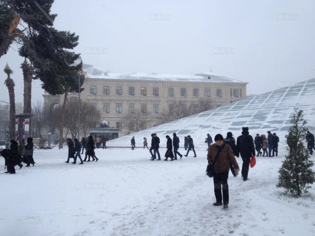 Снег в Баку