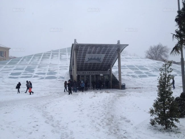 Снег в Баку