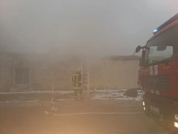 В Ясамальском районе Баку горит жилой дом