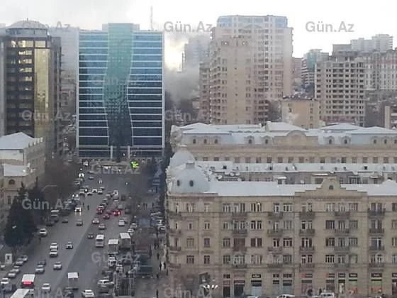 В Ясамальском районе Баку горит жилой дом