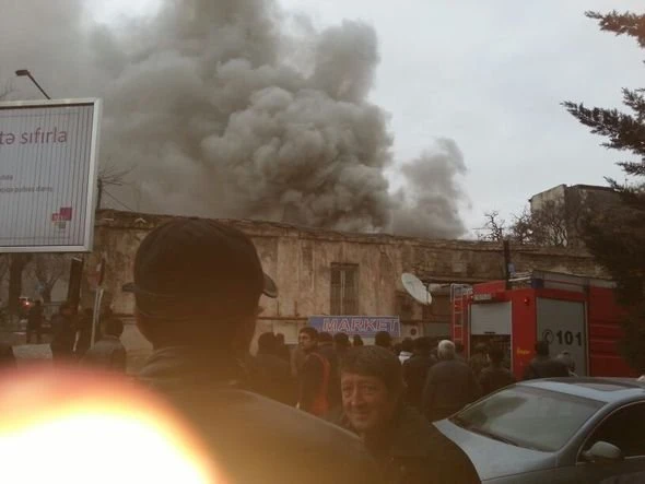 В Ясамальском районе Баку горит жилой дом