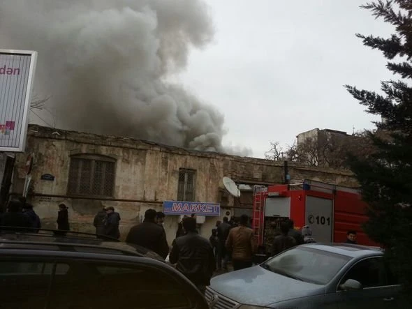 В Ясамальском районе Баку горит жилой дом