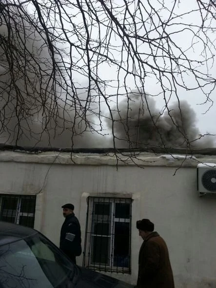 В Ясамальском районе Баку горит жилой дом