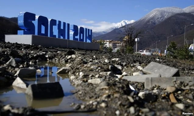 В Сочи красят газоны