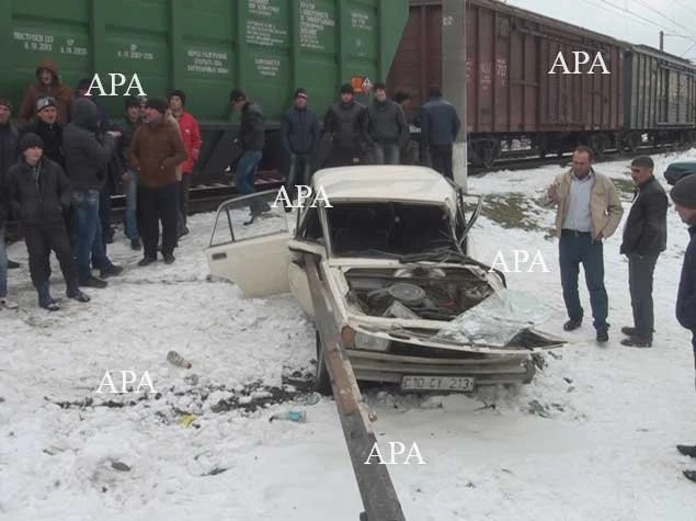 В Азербайджане грузовой поезд сбил автомобиль