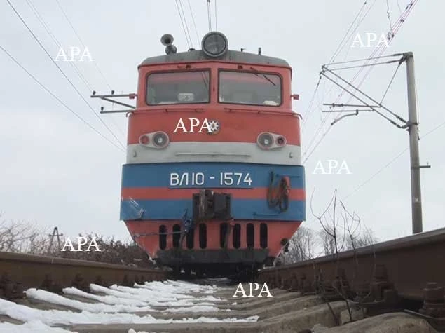 В Азербайджане грузовой поезд сбил автомобиль