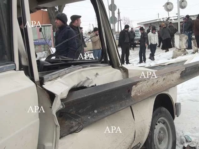 В Азербайджане грузовой поезд сбил автомобиль