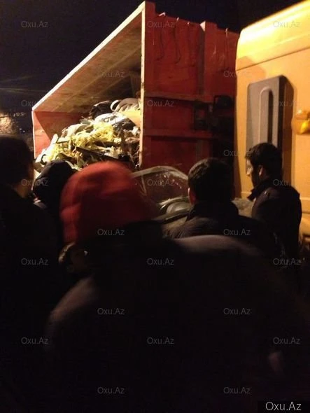 В Баку перевернулся мусоровоз
