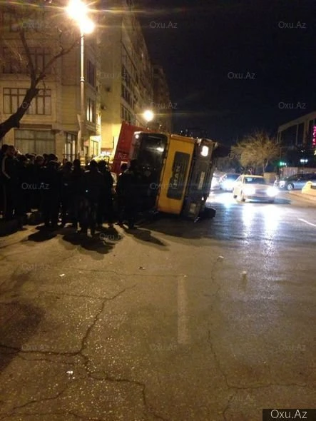 В Баку перевернулся мусоровоз