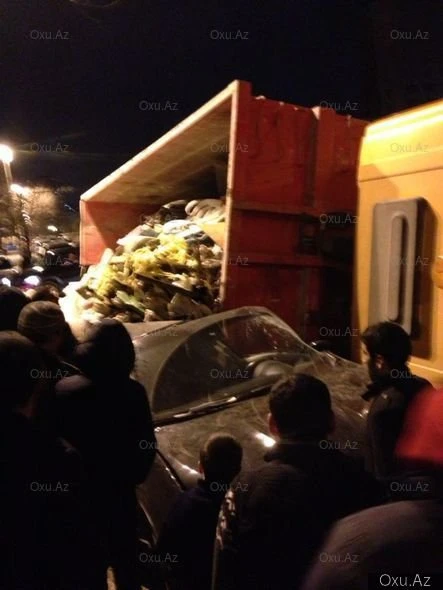 В Баку перевернулся мусоровоз