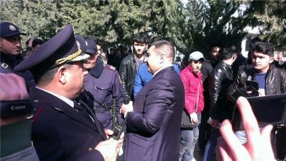 В Баку полиция разогнала акцию студентов БГУ (видео)