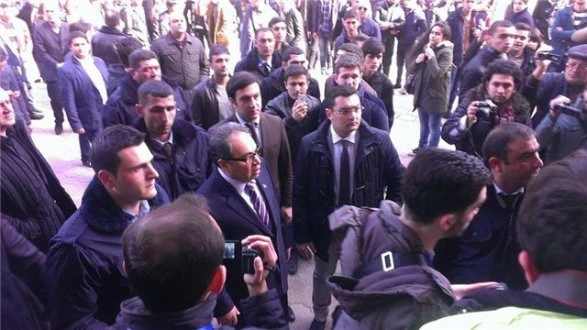 В Баку полиция разогнала акцию студентов БГУ (видео)