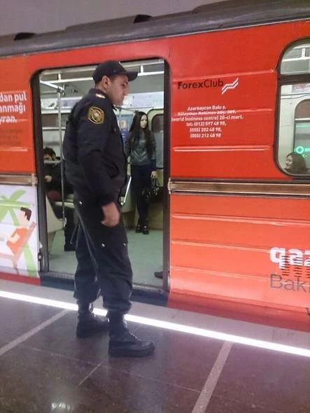В бакинском метро полиция ждет участников акции 