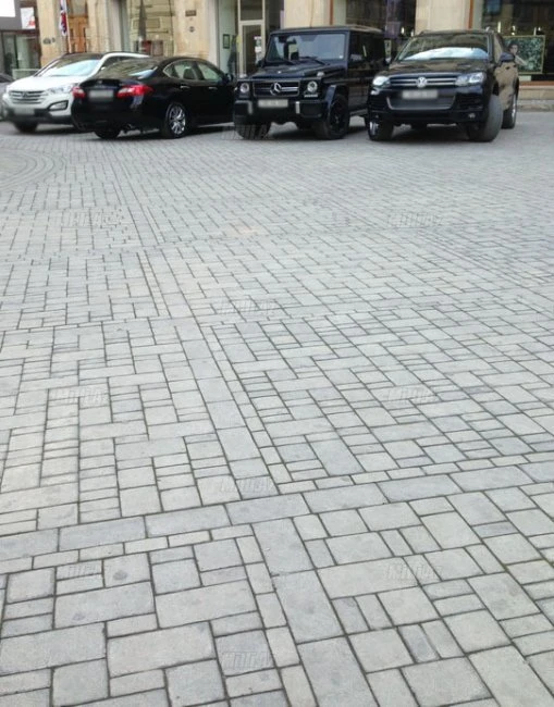 В Баку автомобили паркуют прямо на Площади Фонтанов