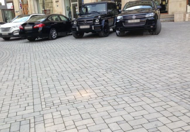 В Баку автомобили паркуют прямо на Площади Фонтанов