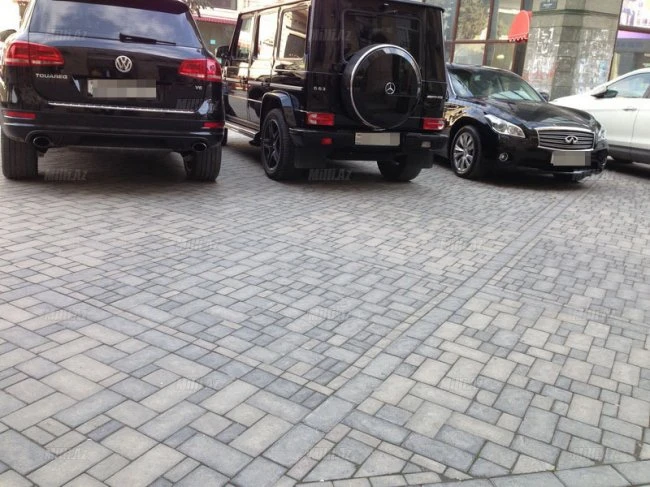 В Баку автомобили паркуют прямо на Площади Фонтанов