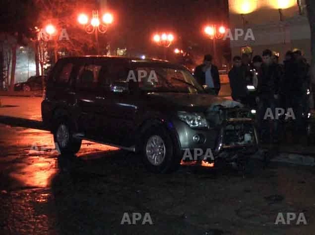 В Баку сгорел внедорожник