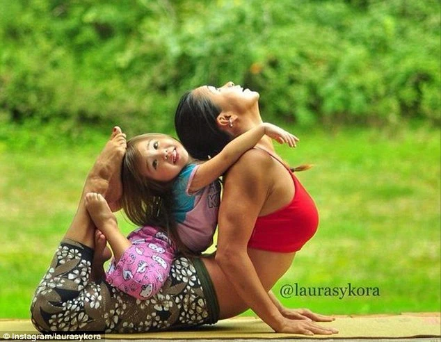 Совместное занятие йогой мамы и ее 4-летней дочки покорило мир