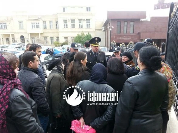 Владельцы торговых объектов в бакинском метро вновь проводят акцию протеста