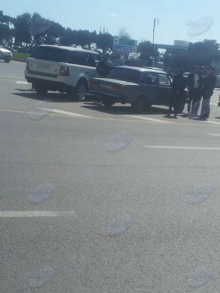 В Баку столкнулись Range Rover и 
