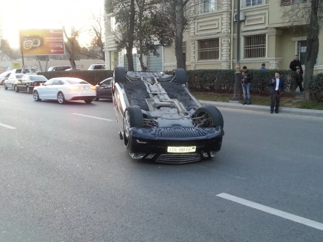 В Баку в результате ДТП перевернулся автомобиль