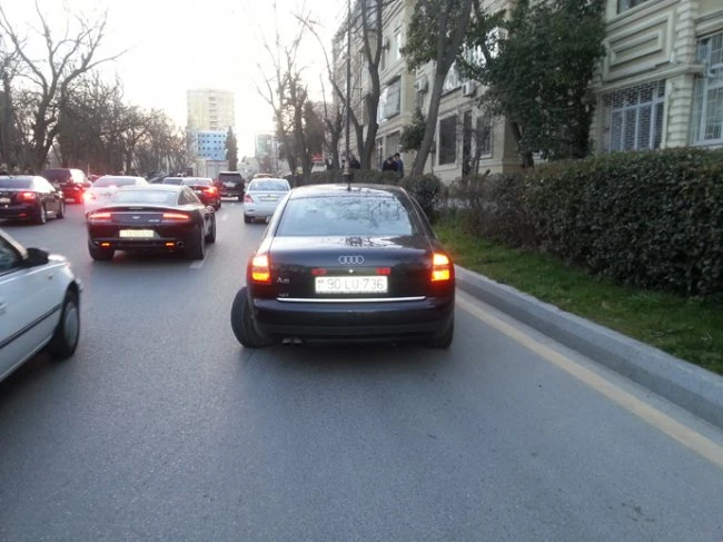 В Баку в результате ДТП перевернулся автомобиль