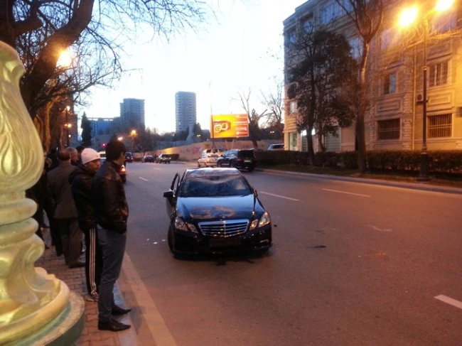 В Баку в результате ДТП перевернулся автомобиль