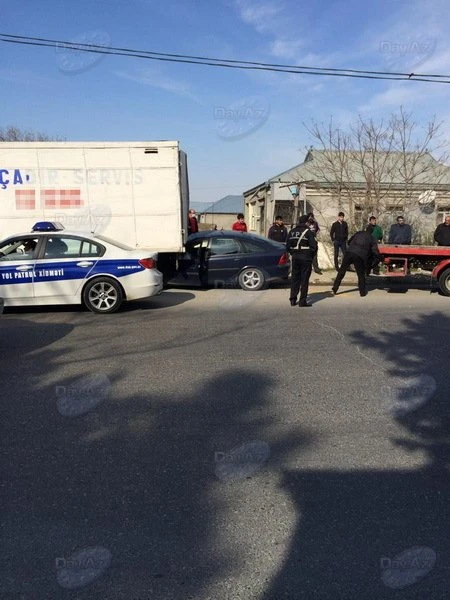 В Баку автомобиль врезался в грузовик фирмы ритуальных услуг