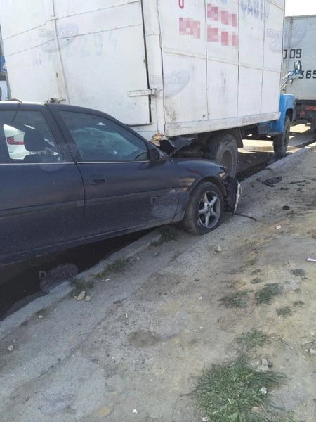 В Баку автомобиль врезался в грузовик фирмы ритуальных услуг