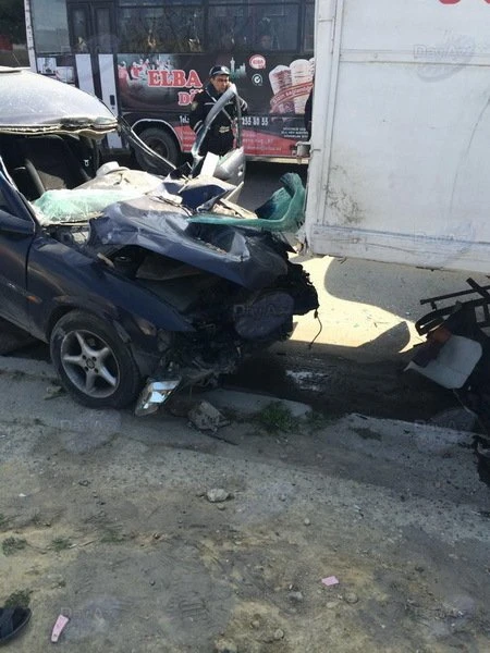 В Баку автомобиль врезался в грузовик фирмы ритуальных услуг