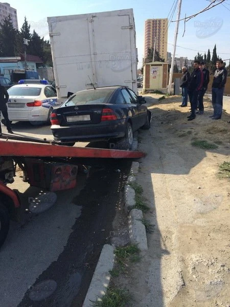 В Баку автомобиль врезался в грузовик фирмы ритуальных услуг