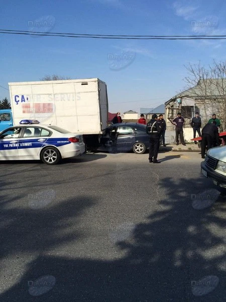 В Баку автомобиль врезался в грузовик фирмы ритуальных услуг