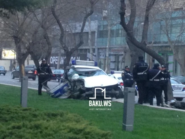 В Баку машина дорожной полиции попала в аварию
