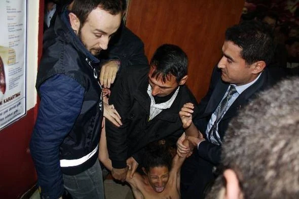 Femen indidə Türkiyədə soyundu