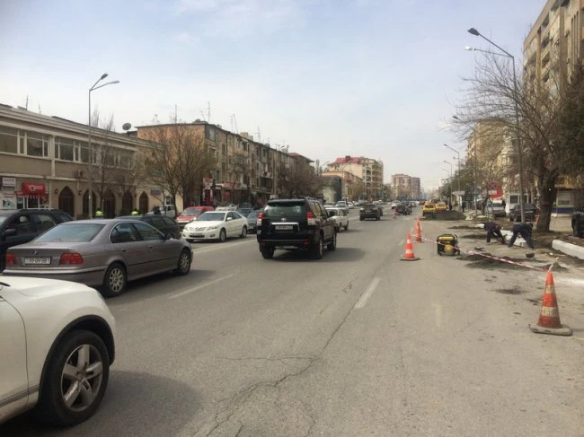 На улице Гасана Алиева в Баку начался ремонт