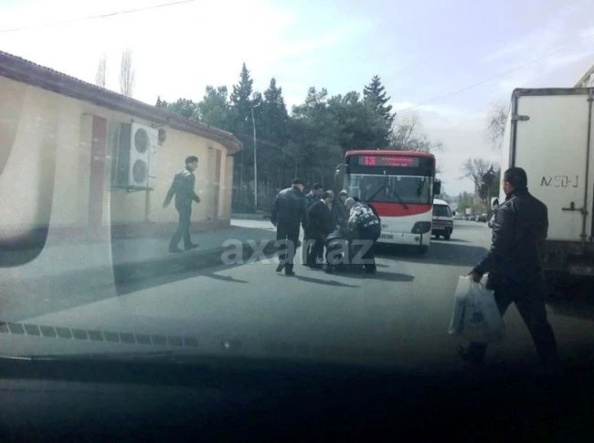 В Баку автобус сбил пешехода