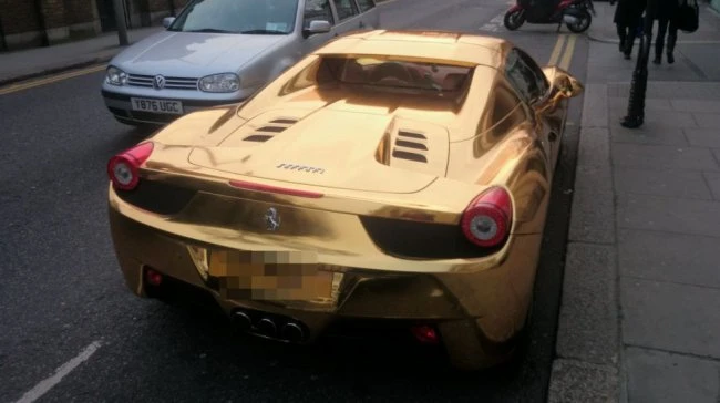 Чемпион мира по кикбоксингу на золотом Ferrari
