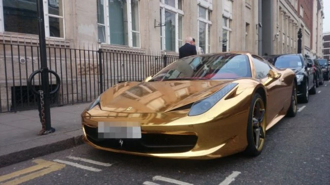 Чемпион мира по кикбоксингу на золотом Ferrari