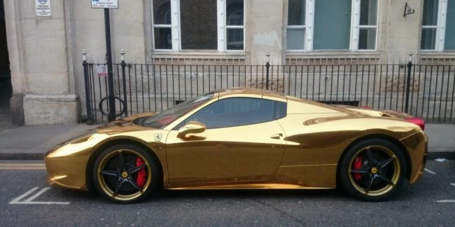 Чемпион мира по кикбоксингу на золотом Ferrari