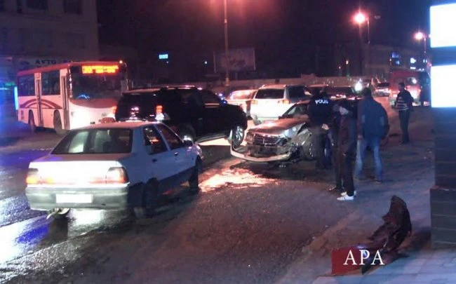 В Баку произошло ДТП, есть пострадавшие