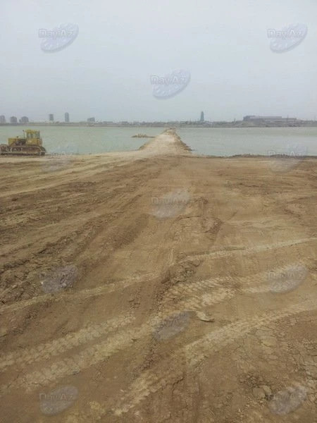 На озере Беюкшор строится плотина-автодорога