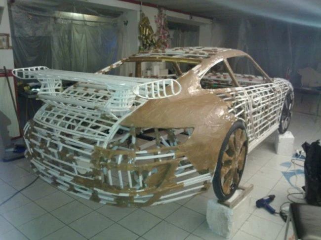 Мужчина собственноручно создал золотой Porsche