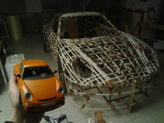 Мужчина собственноручно создал золотой Porsche