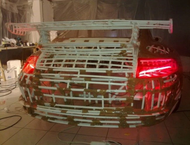 Мужчина собственноручно создал золотой Porsche