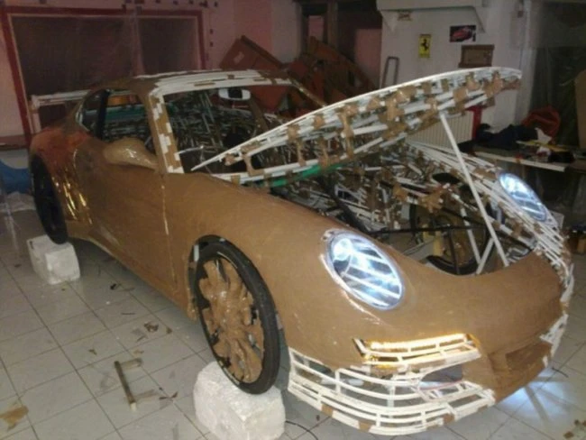 Мужчина собственноручно создал золотой Porsche
