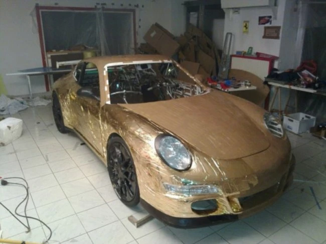 Мужчина собственноручно создал золотой Porsche