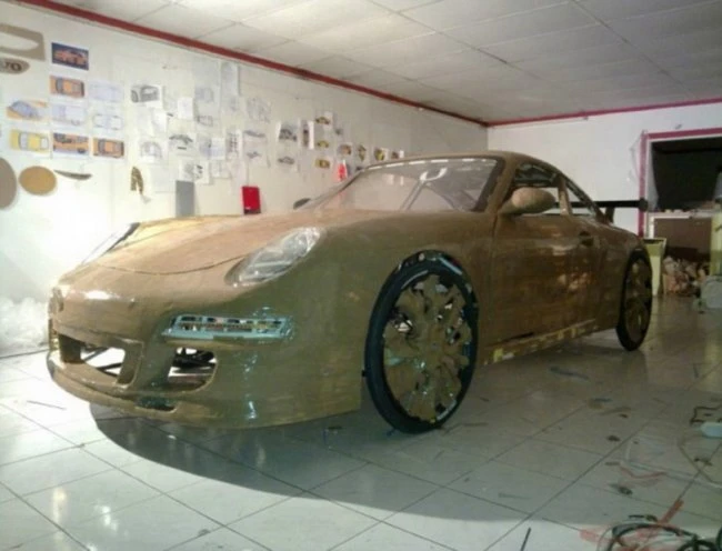 Мужчина собственноручно создал золотой Porsche