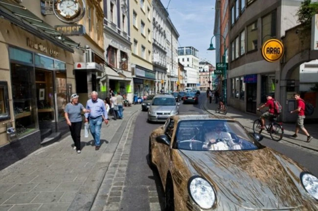 Мужчина собственноручно создал золотой Porsche