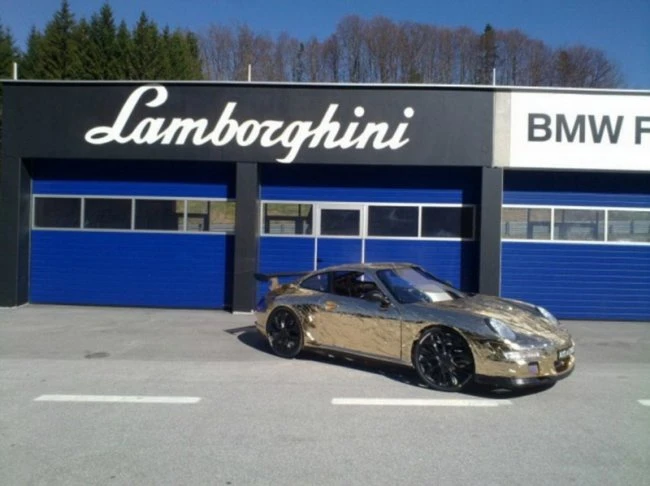 Мужчина собственноручно создал золотой Porsche