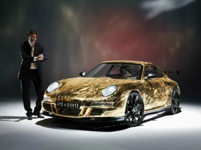 Мужчина собственноручно создал золотой Porsche